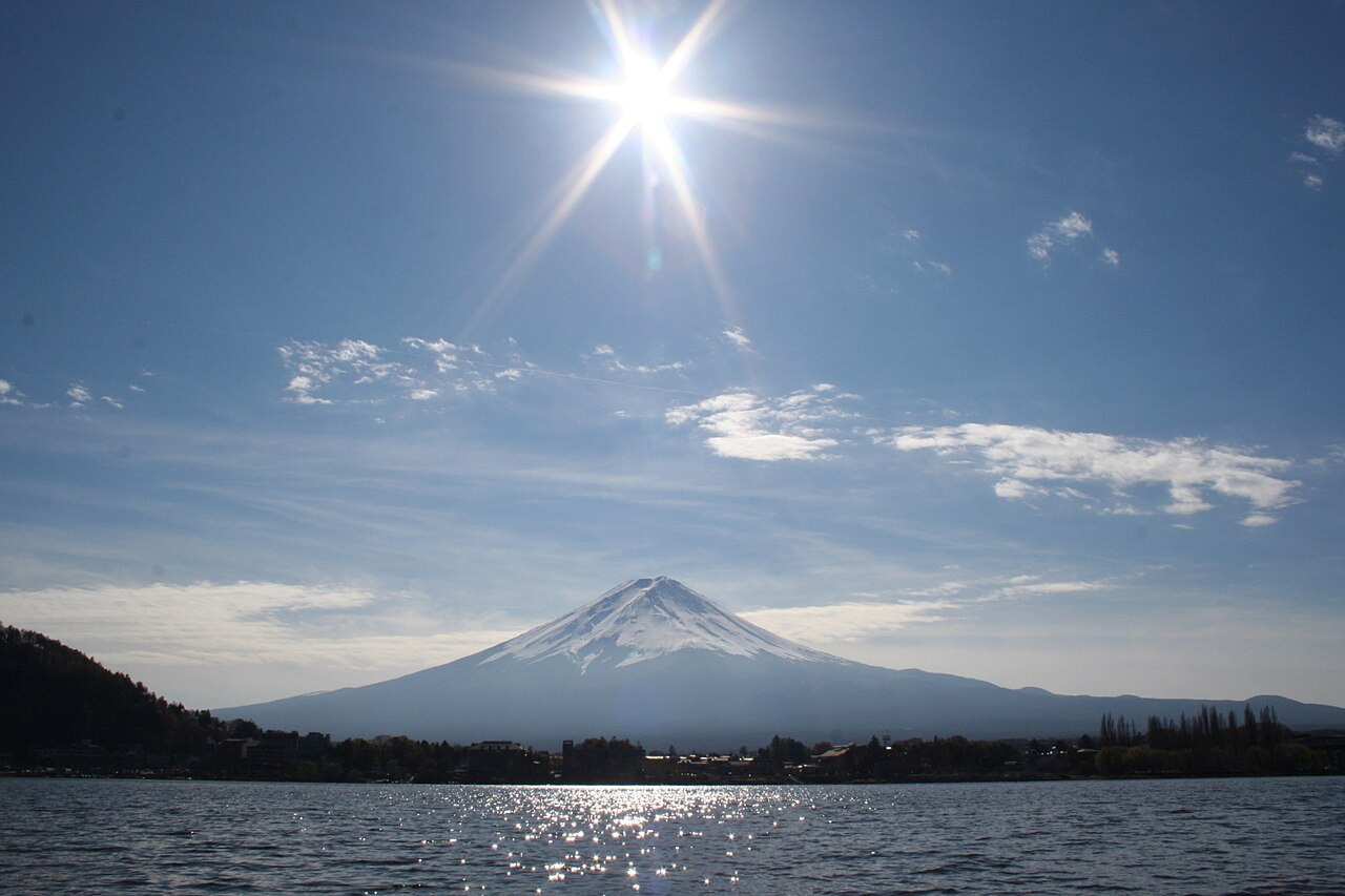 山梨県・河口湖から望む富士山